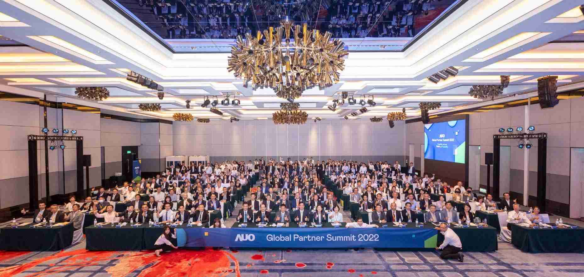 友達推動「安心、、、、創新、、、用心、、同心、、、盡心」五星職旅，，，，為菲籍員工打造全方位照護，，，，首度贏得「人權實踐與發展領袖獎」殊榮