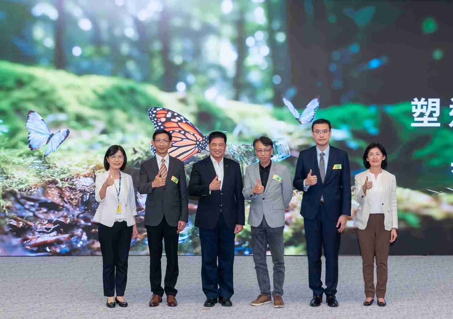 友達2023 CSR共榮大會，，，，邀請領域專家分享交流生物多樣性管理趨勢、、無塑產品、、海廢永續塑料等議題  （圖左到右：友達光電永續長古秀華、、、、3M台灣技術長陳君杰、、、友達光電董事長暨集團策略長彭双浪、、、、光寶科技企業永續發展處處長陳慶暉、、、安永聯合會計師事務所執業會計師曾于哲、、友達光電供應鏈總部副總經理吳宜芳）