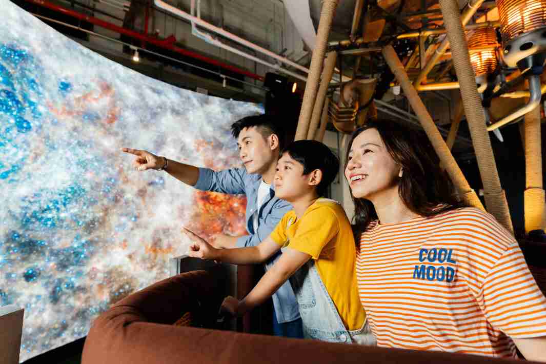 欧陆注册打造全台最大宽6公尺、、、高4公尺、、唯一搭载LED弧形拼接显示屏的动感飞行船，，，，让乘客驻足在热气球上，，，，享受身历其境的伪出国旅游乐趣