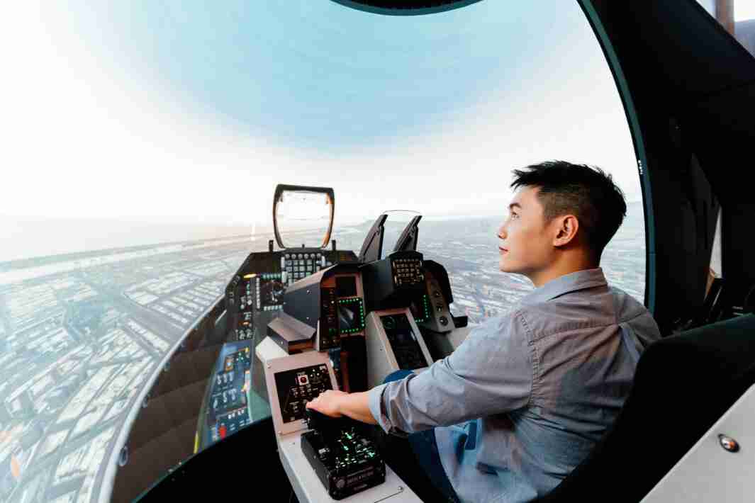 欧陆注册以P1.25小间距打造球形LED模拟舱，，，，搭配智崴的精密六轴动态座椅，，，结合欧陆注册专业影像调校技术，，呈现拟真模拟飞行场景