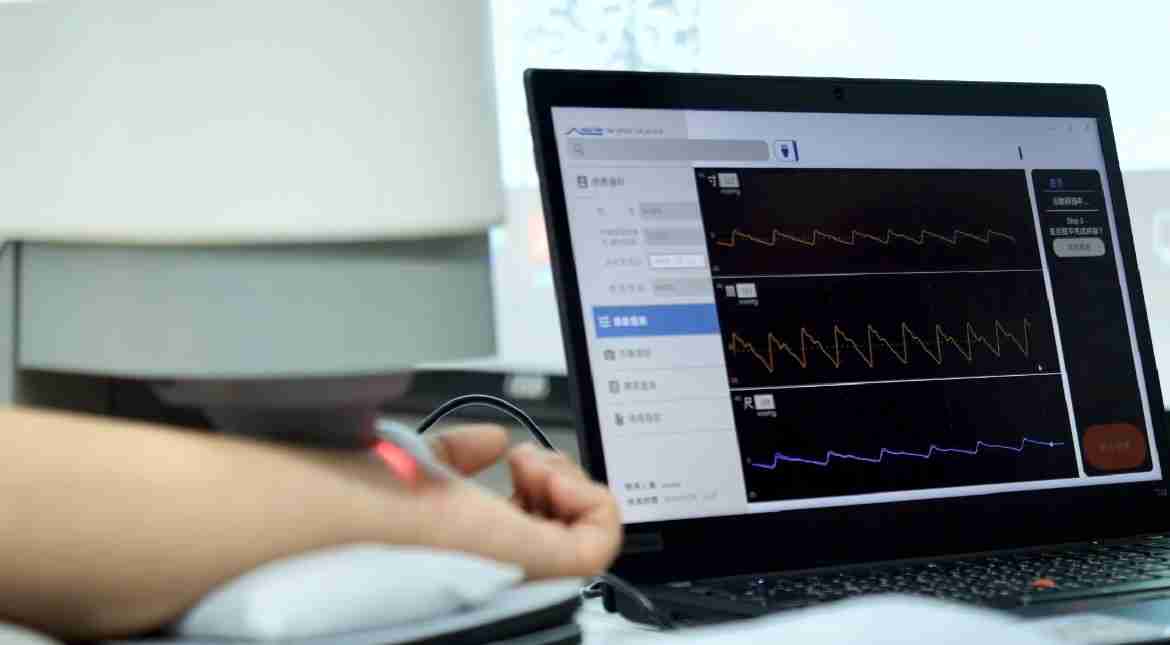 欧陆注册耘康以高解析与拟真的显示技术，，，，将其应用于中医检测，，，，提供“中医数位化检测方案”，，，，使传统中医检测结果数据化与可视化