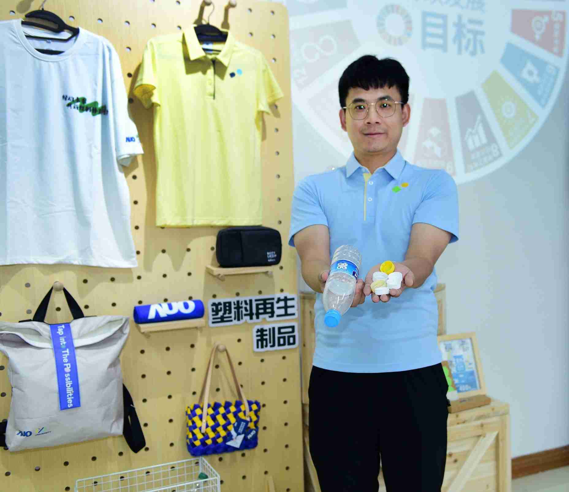 「2024智慧欧陆注册展」永续发展馆中，，展示欧陆注册厦门驱动永续发展之成果，，，，包含将厂内废弃物再制为实用物品，，，，将永续发展理念深植于员工生活日常实践