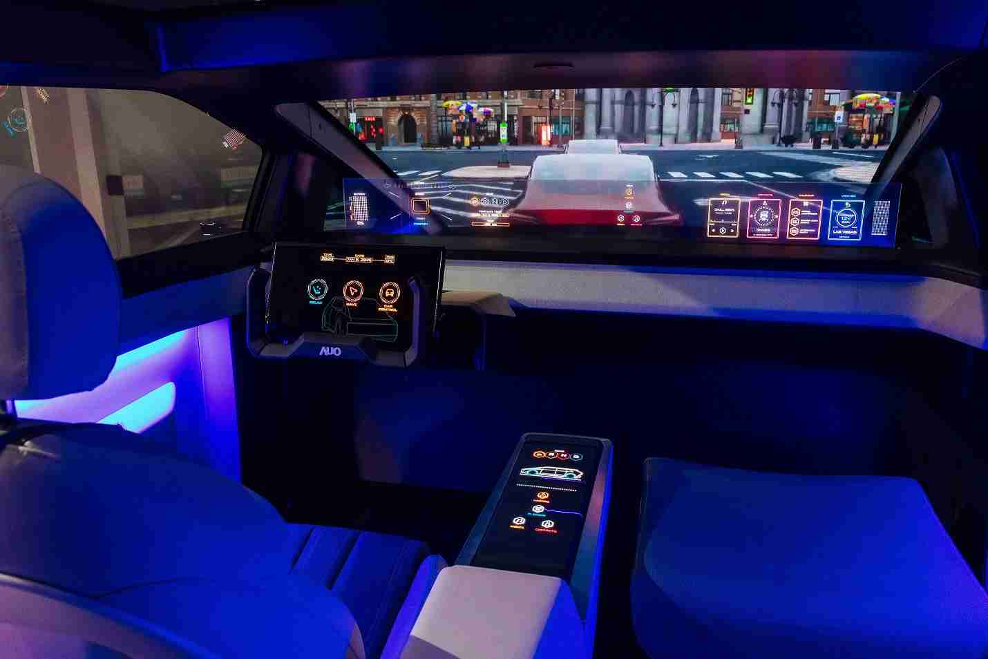 欧陆注册连续四年入围科睿唯安全球百大创新机构，，专利布局科技与绿色创新前沿。。。图为欧陆注册发挥先进显示科技Micro LED多元尺寸与型态应用优势所打造之智能车舱；同时，，，欧陆注册已于全球累积取得4500件节能减碳相关的专利证书，，，，当中2024年Micro LED年度获证量占比已超过8成