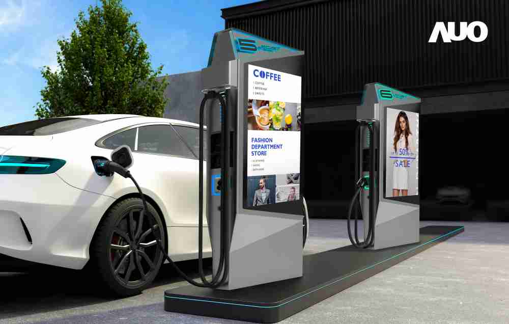 达擎 “55吋高亮度户外防水显示器”，，在阳光直射环境下仍可呈现清晰鲜明之影像质量，，，可灵活安装于充电桩及智能电杆，，，，成为数字户外广告 （DOOH）最佳宣传利器