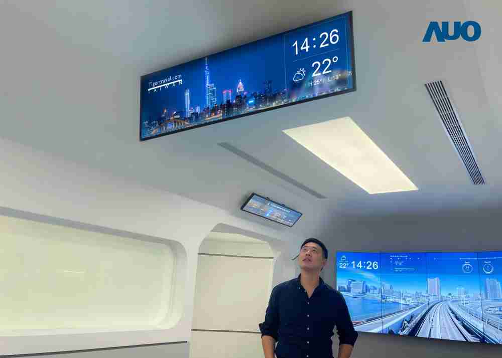 达擎TARTAN “37吋超薄双屏车厢显示器” 采用单一背光设计，，，，将双面显示器厚度大幅缩减至12mm，，支持长条屏 32:9 规格，，，，突破传统分辨率限制，，，，提供旅客更清晰实时的乘车信息及广告讯息